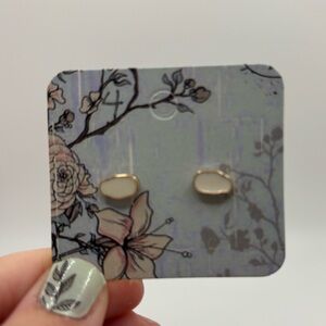 ✨5/$25✨ Elegant Gold and Cream Stud Earrings